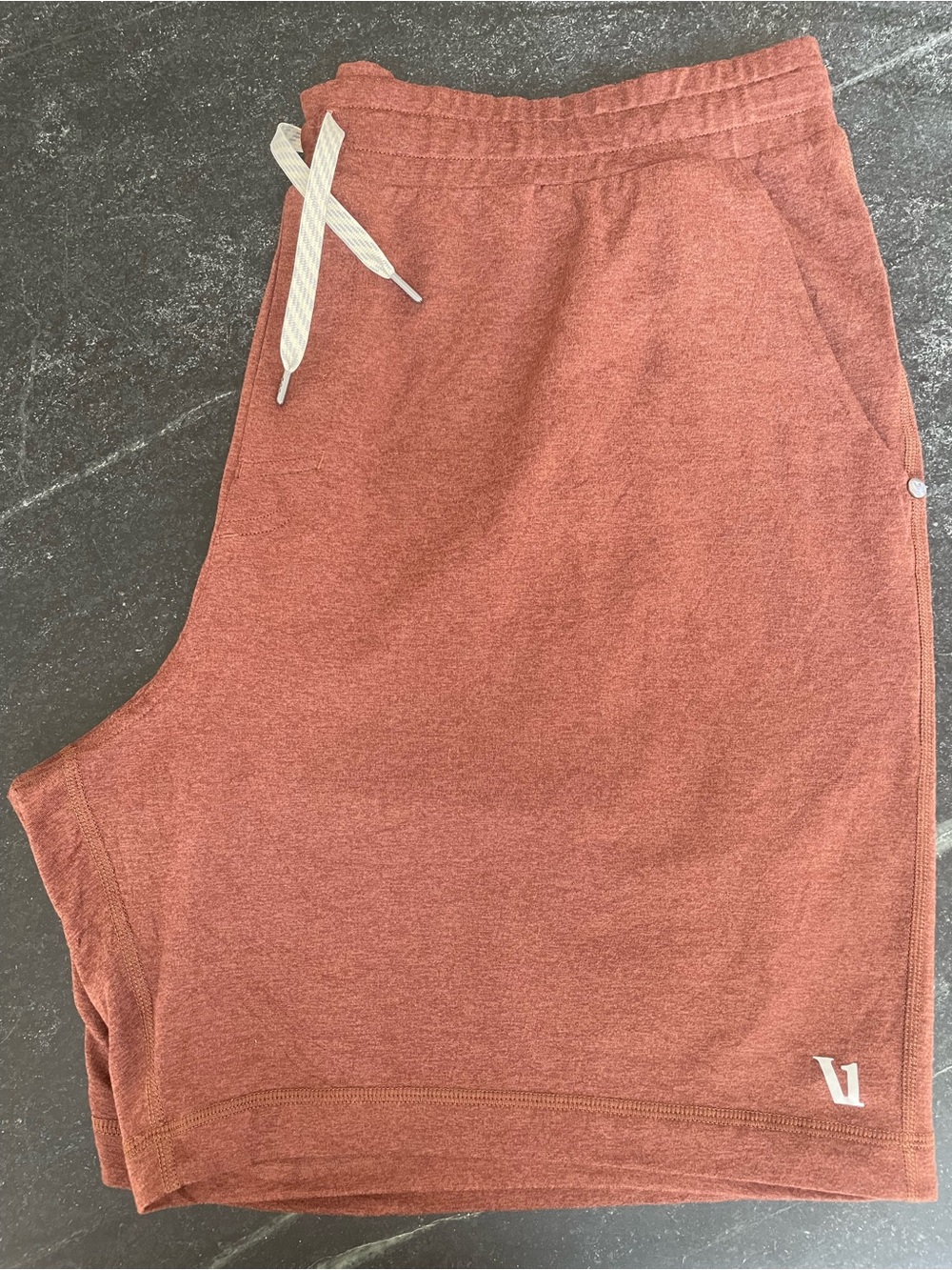 Vuori Men's Ponto Performance Shorts in Rust Brown
